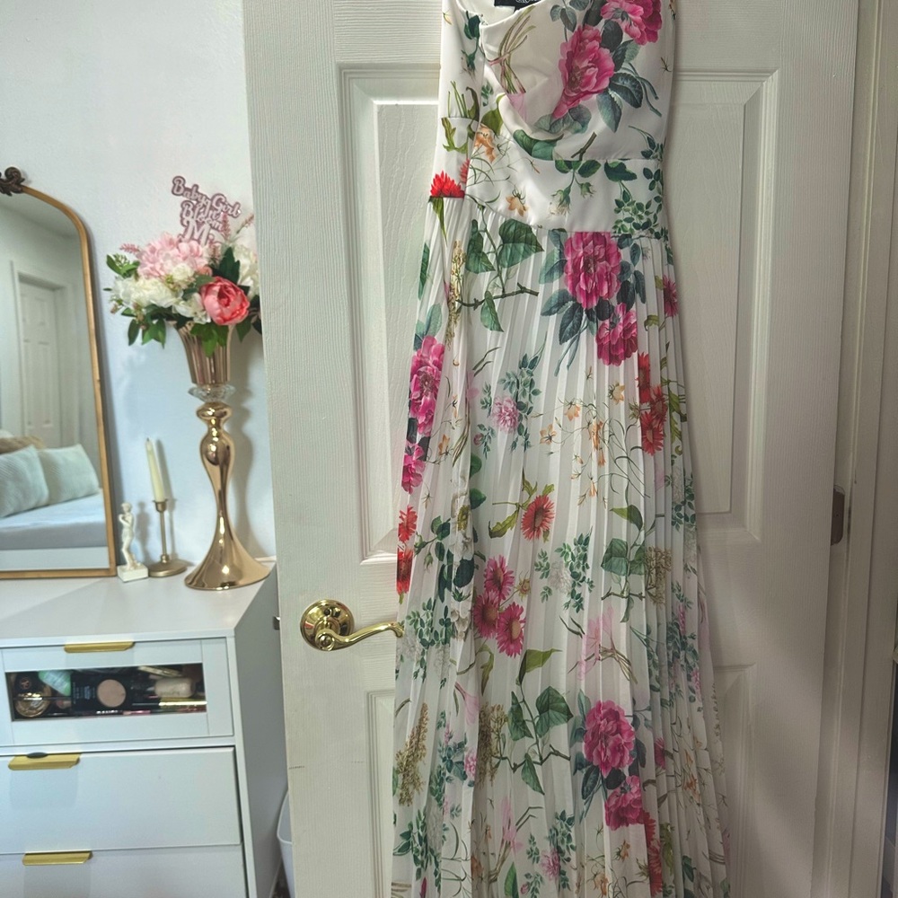 Betsy and Adam One Shoulder Cut Out Chiffon
Size: 6
